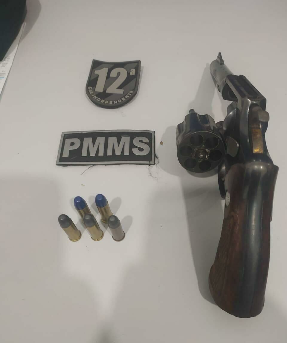 Imagem de compartilhamento para o artigo Homem é preso por porte ilegal de arma após carro capotar com esposa e dois homens em Figueirão da MS Todo dia